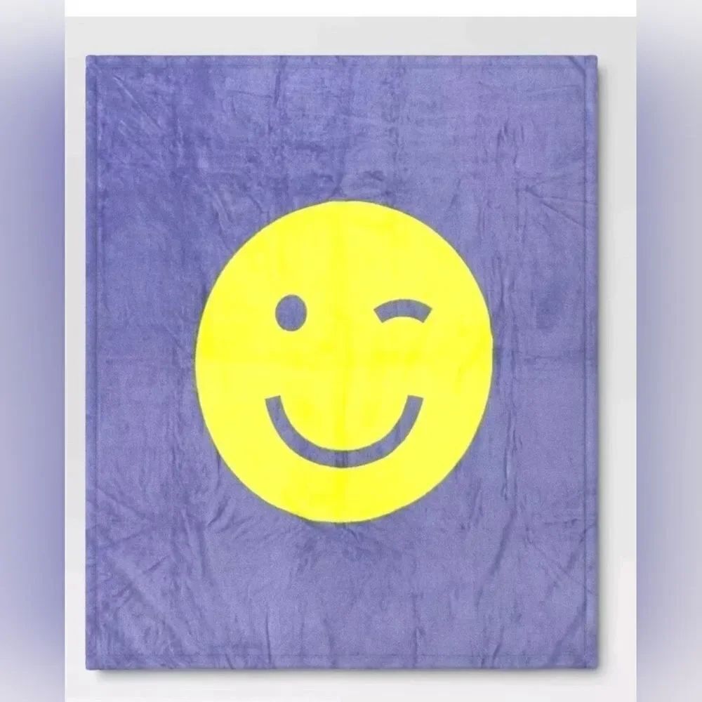 New Smiley Chartreuse Flutter Throw Blanket Room Essentials 50×60"